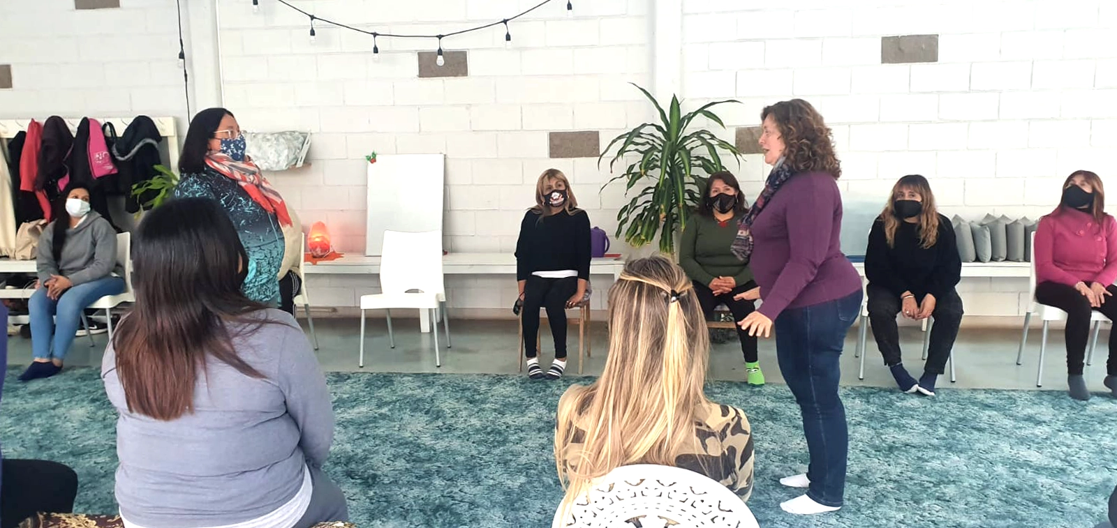 Imagen explicativa de un taller de constelaciones grupales en donde Monica habla con la persona que llevo un tema para constelar