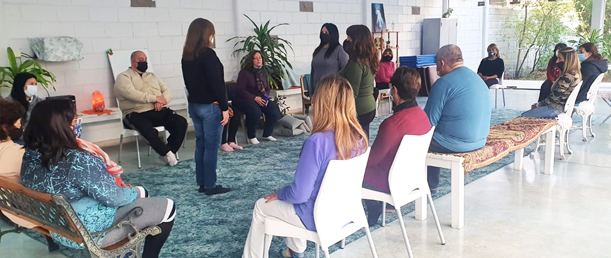 Imagen de una constelación familiar grupal en acción