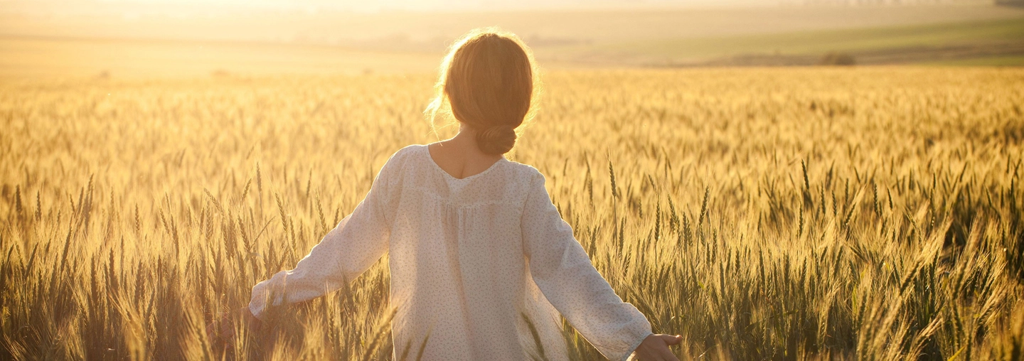 Mujer plena espiritualmente agradecida por la abundancia